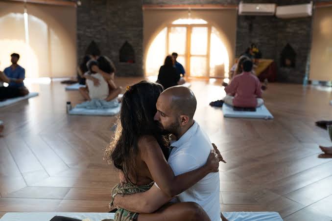 Couple holding each other during a guided partner session in the hall